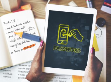 Dijital tablet tutan eller kadın