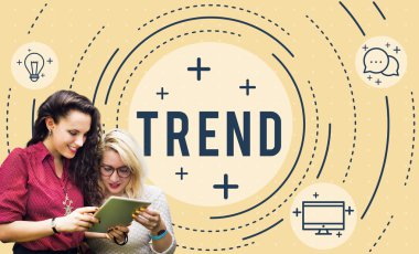 Kız tablet ekranda arıyor