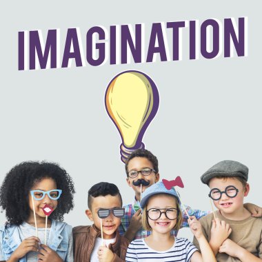 Gülümseyen ve oynayan neşeli çocuklar 