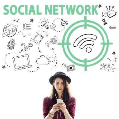 Akıllı telefon tarama şapkalı kadın