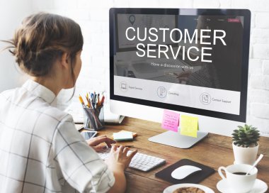 bilgisayar ile çalışan kadın