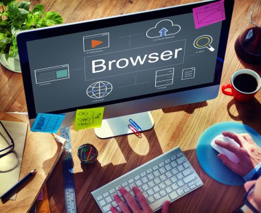 Bilgisayar kullanan adam 