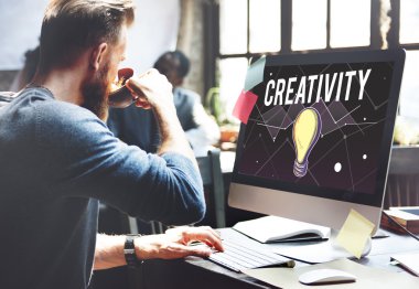 kahve içme ve bilgisayarla çalışma adam