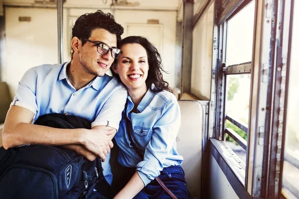 Pareja en viaje en tren — Foto de Stock