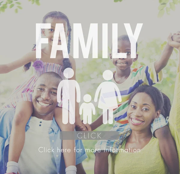 Boldog afrikai család, a park — Stock Fotó