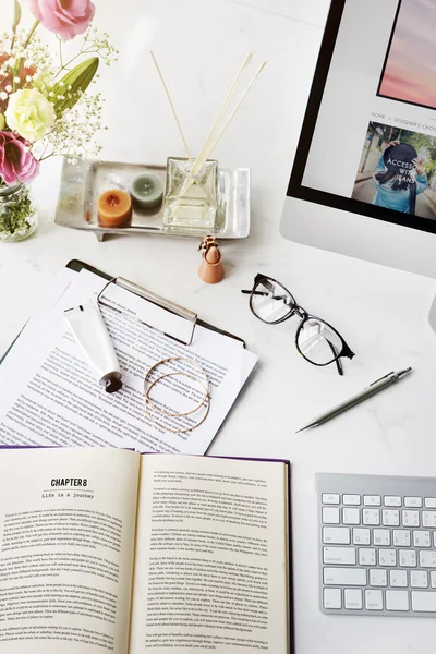 Espacio de trabajo con libro y gafas — Foto de Stock
