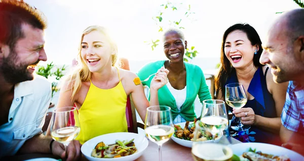 Amigos pasando el rato en la fiesta al aire libre — Foto de Stock