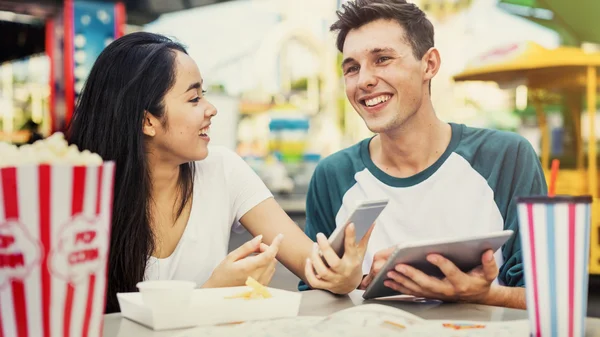 Meisje en jongen houdt van digitale apparaten — Stockfoto