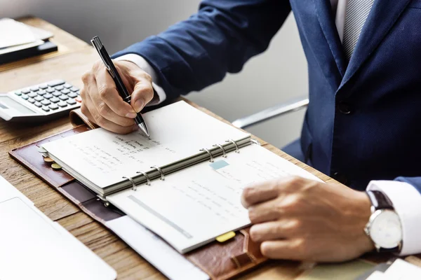 Empresário que trabalha no escritório — Fotografia de Stock