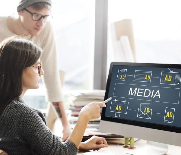 Mujer mostrando en monitor con medios de comunicación —  Fotos de Stock