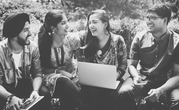 Studenti indiani con laptop — Foto Stock