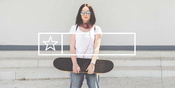 Giovane donna con skateboard in mano — Foto Stock