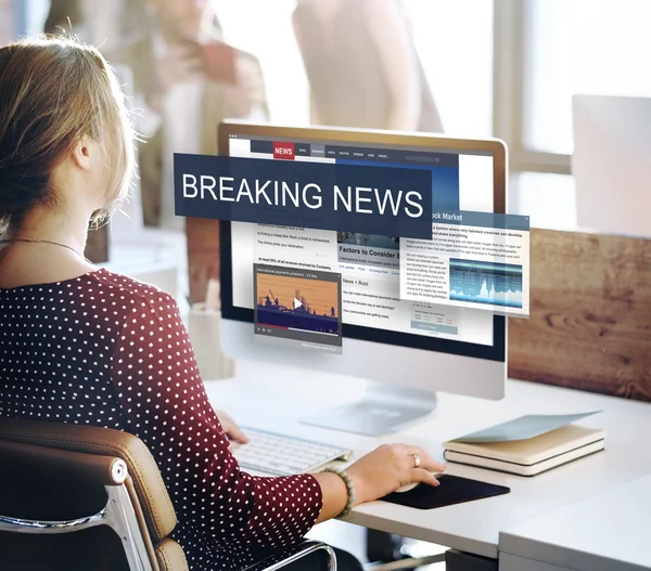 Affärskvinna arbetar på dator med Breaking News — Stockfoto