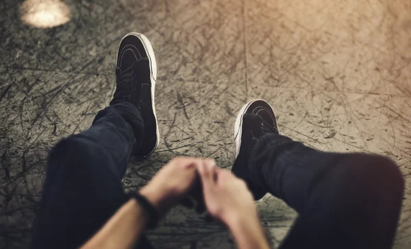 Hipster-Mann sitzt im Skatepark — Stockfoto