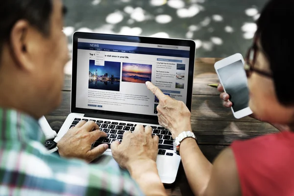 Casal trabalhando com laptop no café — Fotografia de Stock