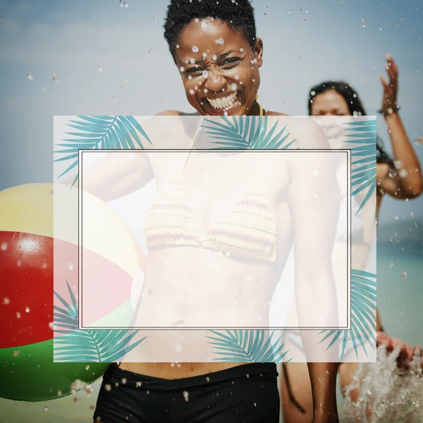 Mujeres felices con pelota de playa — Foto de Stock