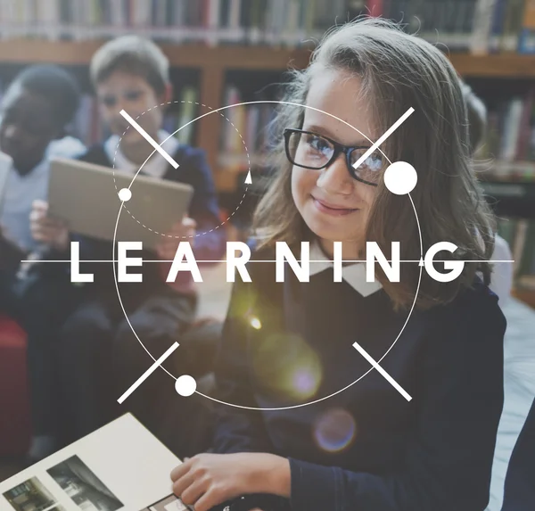 Bambini che studiano in biblioteca — Foto Stock