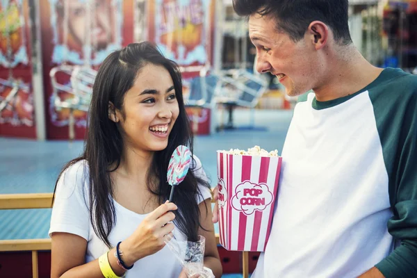 Meisje en jongen bij pretpark — Stockfoto