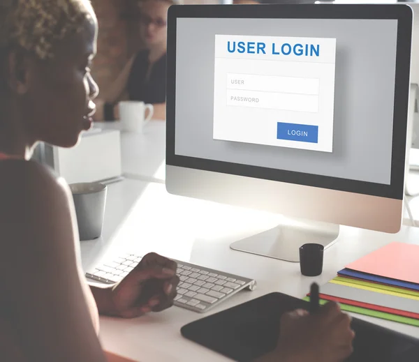 Donna d'affari che lavora al computer con User Login — Foto Stock