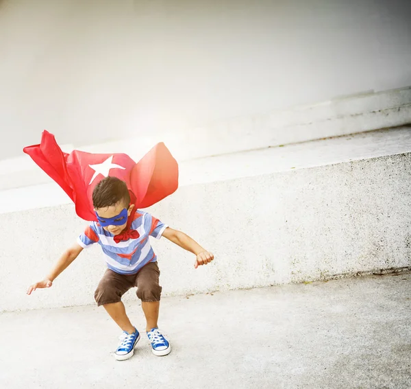 Superhero Kid aprende a volar —  Fotos de Stock
