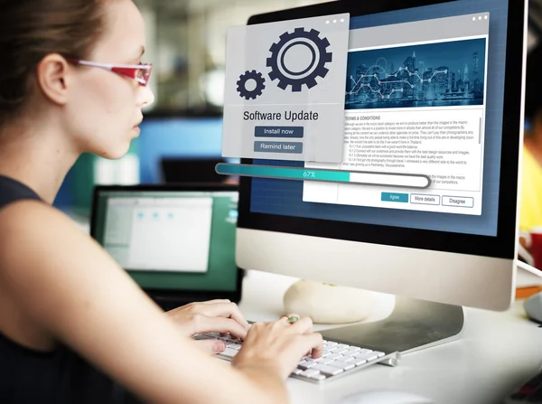 ソフトウェアの更新を使用してコンピューターに取り組んでいる実業家 — ストック写真