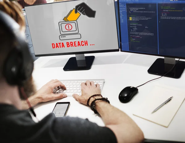 Pengusaha yang bekerja di komputer dengan Data Breach — Stok Foto