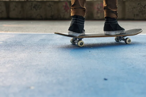 Hipster paseo en monopatín — Foto de Stock