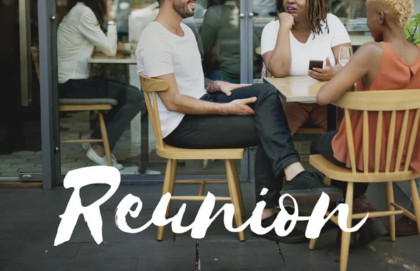 Pessoas sentam-se à mesa e Reunião — Fotografia de Stock