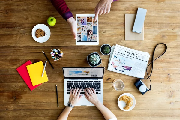 Menschen, die mit digitalen Geräten arbeiten — Stockfoto