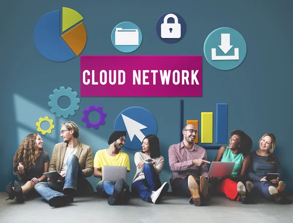 Diversidad de amigos cerca de la pared con Cloud Network — Foto de Stock