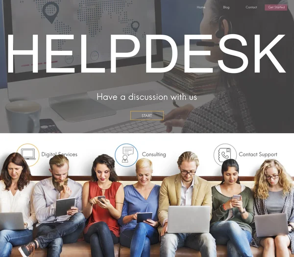 Az emberek ülnek, az eszközökkel és Helpdesk — Stock Fotó