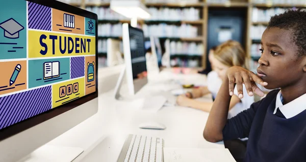 Barn som studerer med datamaskin – stockfoto
