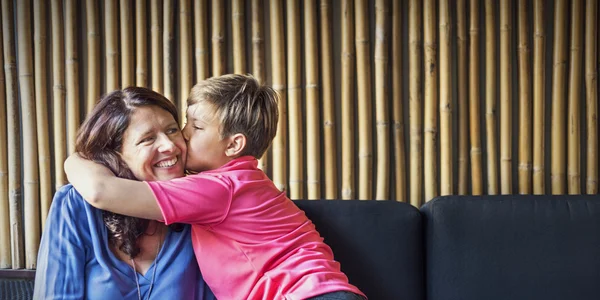 Filho beijando a mãe e abraçando — Fotografia de Stock