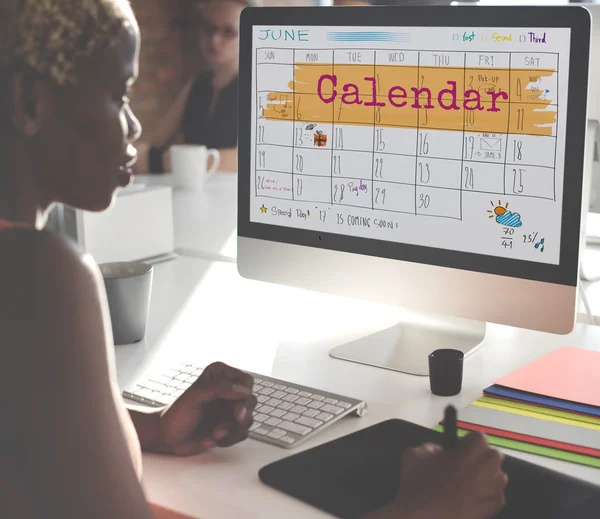 Empresária trabalhando no computador com calendário — Fotografia de Stock