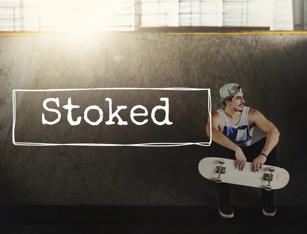 Hipster man bedrijf skateboard — Stockfoto