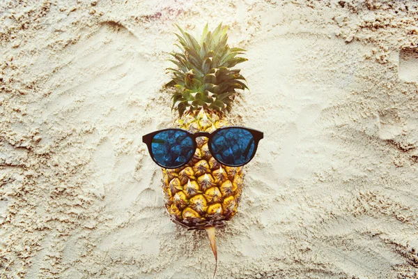 Ananas drôle sur le sable — Photo