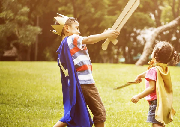 Hermanos jugando en el parque — Foto de Stock