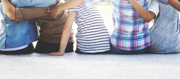 Kindergruppe lehnt sich zurück — Stockfoto