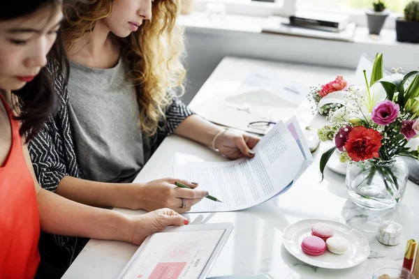 Deux femmes d'affaires qui travaillent — Photo