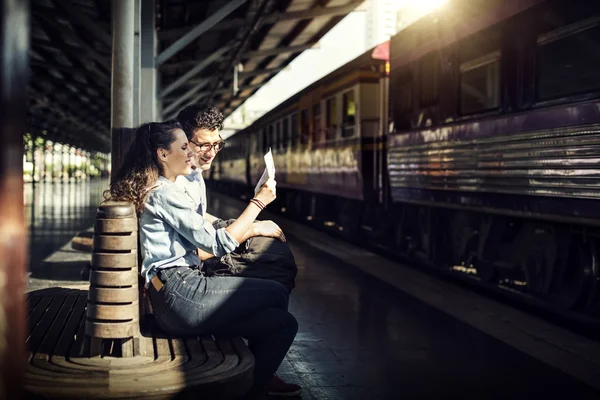 Paar auf Bahnhof — Stockfoto
