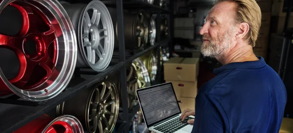 Bilmekaniker med laptop i Garage — Stockfoto