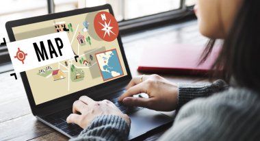 Dizüstü bilgisayarla çalışan kadın