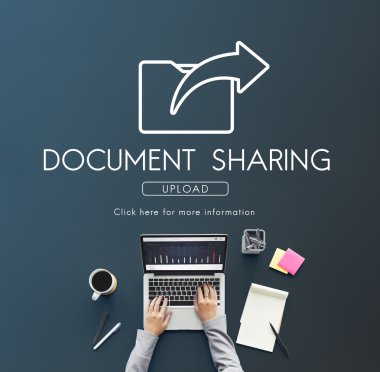 laptop ile çalışan kişi 