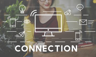 Dizüstü bilgisayarla çalışan kadın