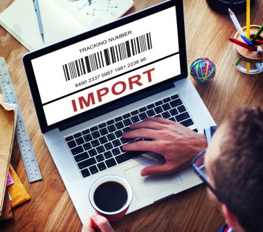 İşadamı dizüstü bilgisayarla çalışıyor