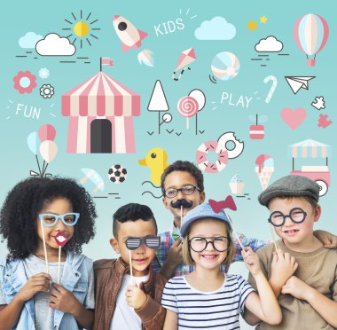 Gülümseyen ve oynayan neşeli çocuklar 