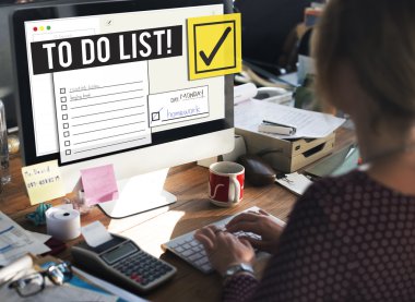 işkadını üstünde bilgisayar yapılacaklar listesi ile çalışma