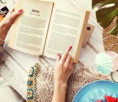 Kadın kitap okuyor.