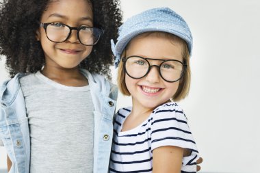 gülümseyen güzel kızlar