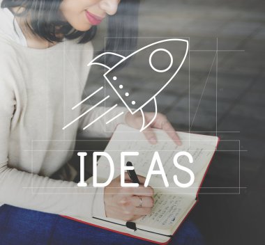 Günlüğe notlar yazan kadın